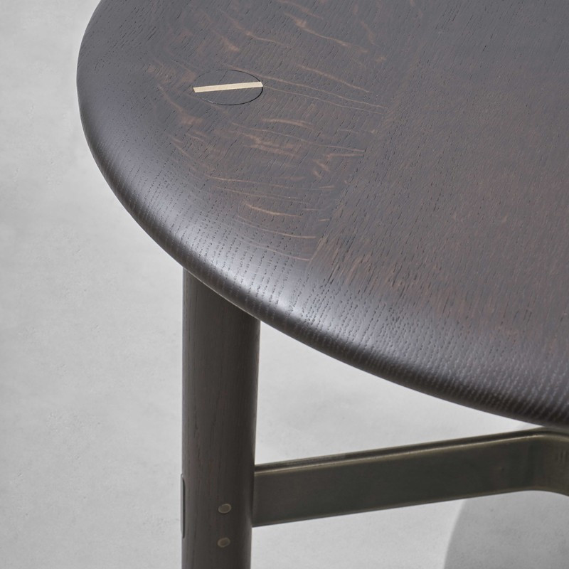 Stilt 栗黑橡木黃銅圓邊几